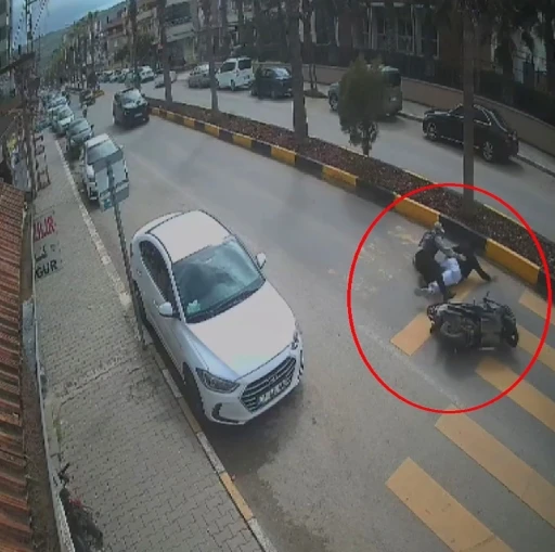 Motosikletteki 2 kişinin yere savrulduğu anlar kamerada
