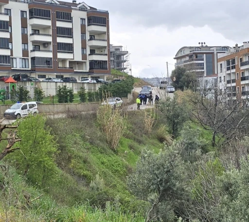 Mudanya&rsquo;da yağmur sonrası site &ouml;n&uuml;ndeki yol &ccedil;&ouml;kt&uuml;
