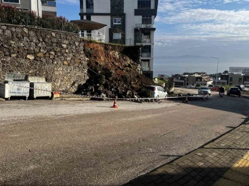 Mudanya&rsquo;da yağmura dayanamayan istinat duvarı &ccedil;&ouml;kt&uuml;

