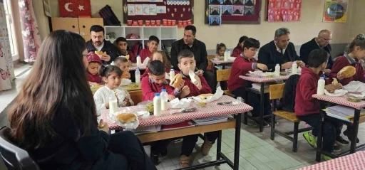 M&uuml;d&uuml;r Bozyel&rsquo;den k&ouml;y okulu &ouml;ğrencilerine d&ouml;ner ve ayran s&uuml;rprizi
