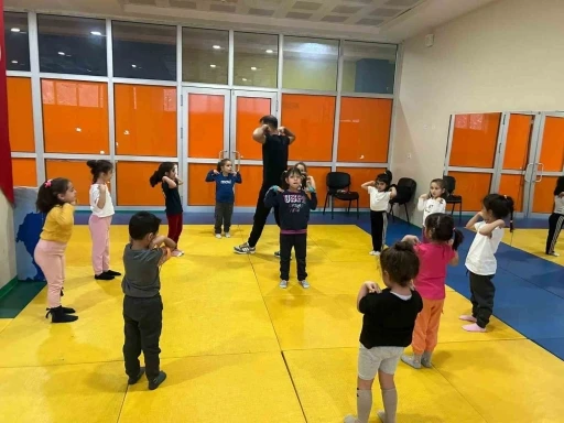 Müdür Kılıç: &quot;Çocuklarınızı yaz tatilinde spor okullarına mutlaka getirin&quot;
