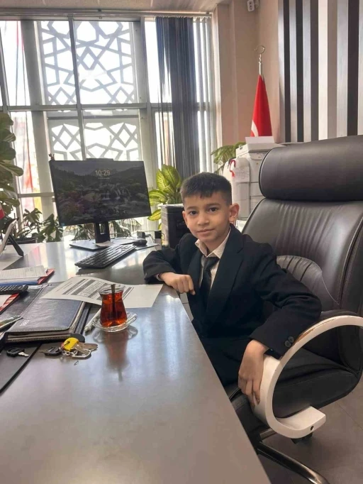 M&uuml;d&uuml;r koltuğuna oturan k&uuml;&ccedil;&uuml;k &ccedil;ocuk ilk talimatıyla arkadaşlarını sevindirdi

