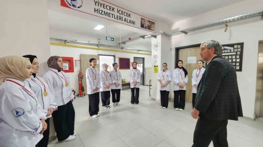 M&uuml;d&uuml;r Yılmaz&rsquo;dan uluslararası yarışmada derece elde eden &ouml;ğrencilere tebrik
