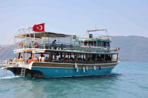 Muğla B&uuml;y&uuml;kşehir Belediyesi şehit aileleri ve gazileri tekne gezisi d&uuml;zenledi

