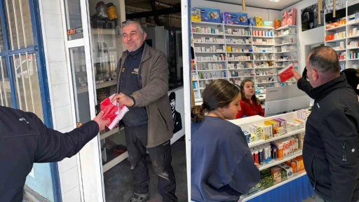 Muğla B&uuml;y&uuml;kşehir Belediyesi T&uuml;rk Bayrağı dağıtarak dayanışma mesajı verdi