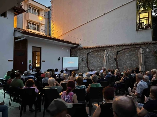MUĞLA'DA 100 YAŞ EVİ ÜYELERİNE YAZLIK SİNEMA KEYFİ