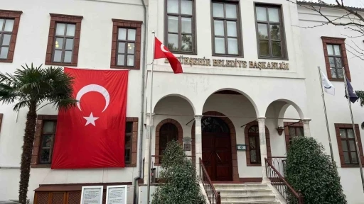 MUĞLA&rsquo;DA BELEDİYE BİNALARI T&Uuml;RK BAYRAKLARI İLE DONATILDI