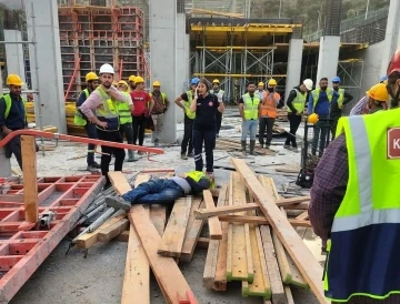 Muğla’da inşaatta çelik kalıp işçilerin üzerine düştü: 1 ölü, 1 yaralı
