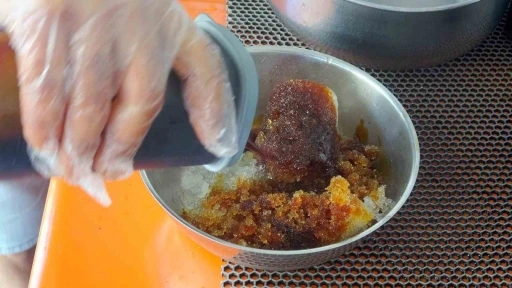 Muğla&rsquo;da kavurucu sıcaklarda kar helvası ile serinliyorlar
