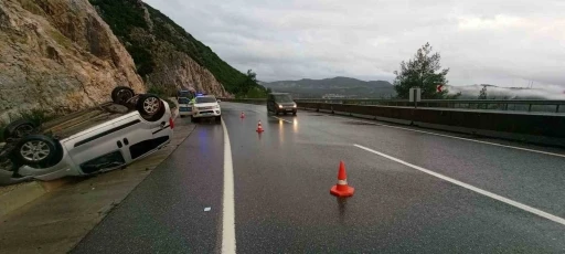 MUĞLA'DA KONTROLDEN &Ccedil;IKAN KAMYONET TAKLA ATTI:1 YARALI