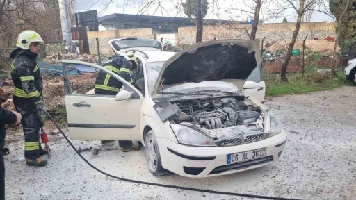Muğla&rsquo;da park halindeki otomobil alev aldı
