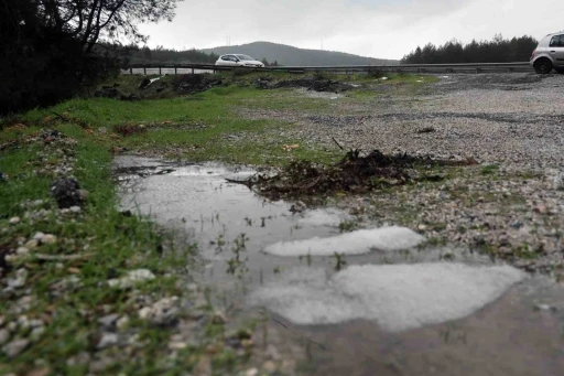 Muğla&rsquo;da sağanak yağmur ile birlikte dolu yağdı