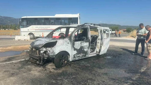 Muğla&rsquo;da seyir halindeki ara&ccedil; alev alev yandı

