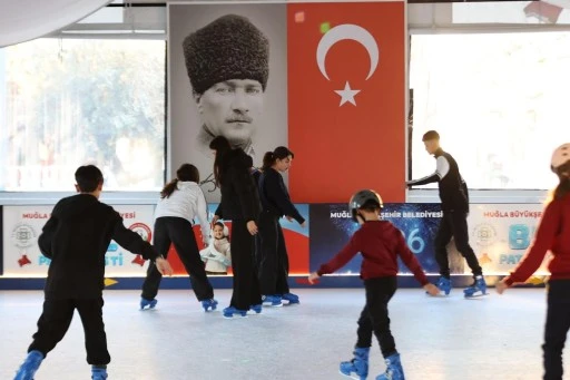 Muğla&rsquo;da Yeni Yıl Coşkusu Buz Paten Pistiyle Başladı