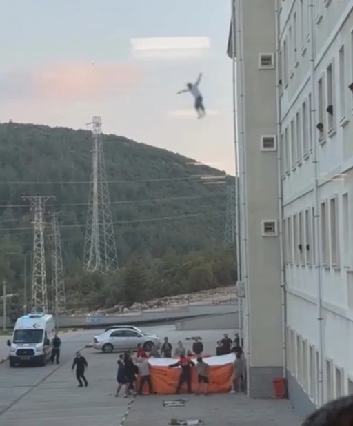 MUĞLA'DA YURDUN CAMINA &Ccedil;IKAN GENCİ HAVA YASTIĞI KURTARAMADI