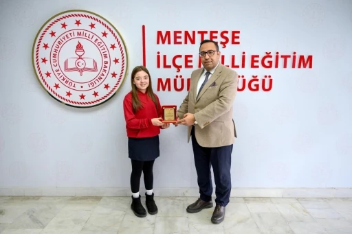K&Uuml;&Ccedil;&Uuml;K Y&Uuml;REKTEN B&Uuml;Y&Uuml;K SES AZRA, İSTİKLAL MARŞI&rsquo;YLA T&Uuml;RKİYE YOLCUSU