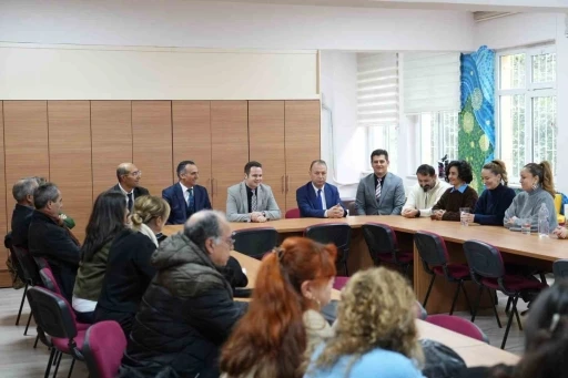 Muğla İl Milli Eğitim M&uuml;d&uuml;r&uuml; &ccedil;ay &ouml;ğrenci ve &ouml;ğretmenlerle bir araya geldi
