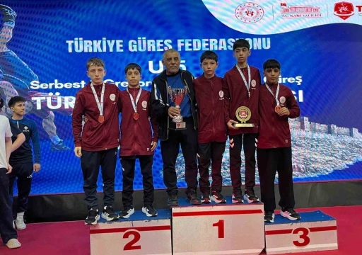 Muğla&rsquo;lı U15 grekoromen g&uuml;reş takımı T&uuml;rkiye ikincisi oldu
