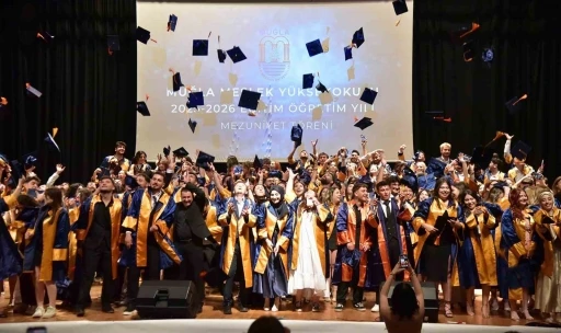 MUĞLA MYO&rsquo;DA MEZUNİYET SEVİNCİ