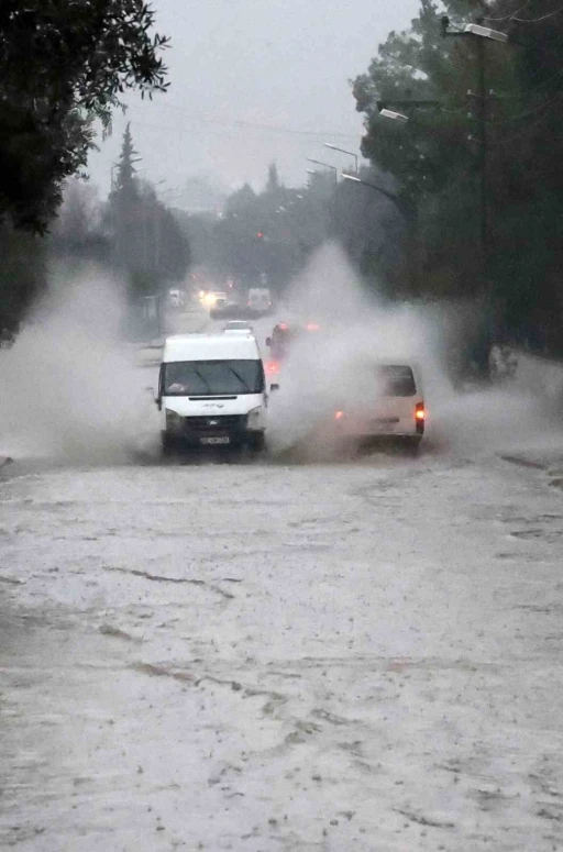 Muğla&rsquo;nın 7 il&ccedil;esine g&ouml;k g&uuml;r&uuml;lt&uuml;l&uuml; sağanak yağmur uyarısı
