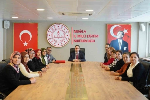 Muğla Olgunlaşma Enstit&uuml;s&uuml; tarafından "Bayrak Sevgisi" el emeğiyle ta&ccedil;landı
