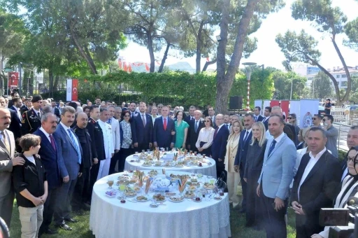 Muğla Valiliği bah&ccedil;esinde geleneksel Bayramlaşma t&ouml;reni d&uuml;zenlendi
