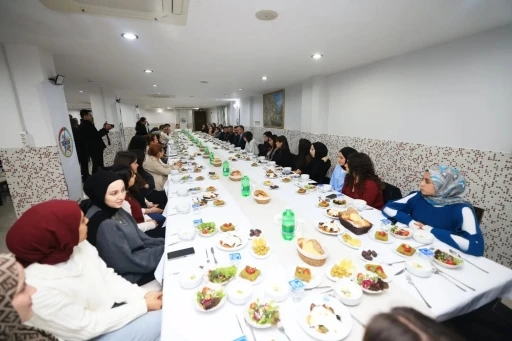 Muğla Valisi Dr. Akbıyık, K&ouml;yceğiz&rsquo;de d&uuml;zenlenen iftarda gen&ccedil;lerle sohbet etti
