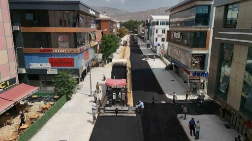 Muhsin Yazıcıoğlu Caddesi’nde asfalt serim çalışması başladı
