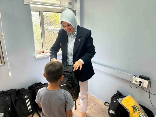 Muhtar anadan öğrencilere kırtasiye desteği
