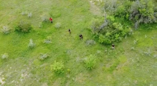 Muhtar, ka&ccedil;ak kazı ş&uuml;phelilerini dronla g&ouml;r&uuml;nt&uuml;ledi
