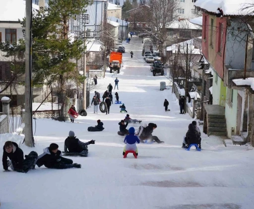 Muhtarın Yokuşu&rsquo;nda &ccedil;ocukların kar eğlencesi
