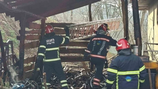 Muhtemel faciayı itfaiye &ouml;nledi: Odunluktaki yangın eve sı&ccedil;ramadan s&ouml;nd&uuml;r&uuml;ld&uuml;
