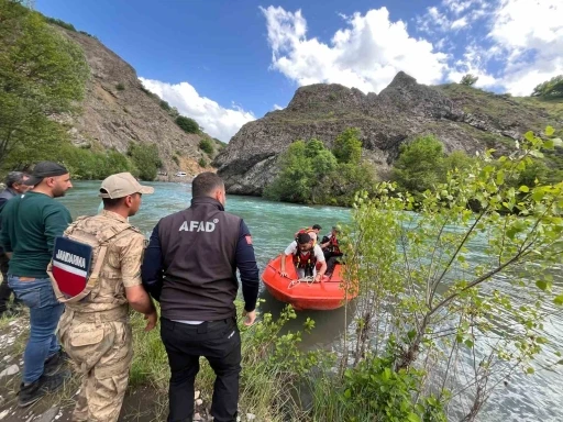 Munzur Nehri’nde mahsur kalan vatandaşı ekipler kurtardı

