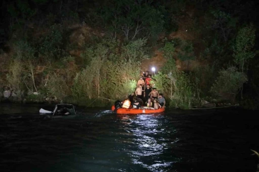 Munzur Nehri&rsquo;ne yuvarlanan ara&ccedil;tan atlayan kadın hayatını kaybetti
