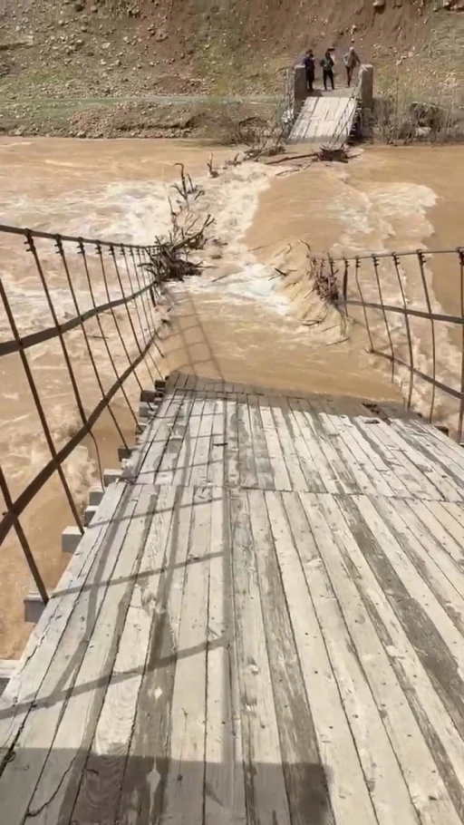 Munzur Nehri taştı, asma k&ouml;pr&uuml; &ccedil;&ouml;kt&uuml;

