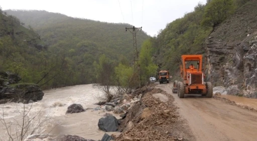 Munzur taşkını sonrası kapanan yol 2 g&uuml;nl&uuml;k &ccedil;alışmayla yeniden ulaşıma a&ccedil;ıldı
