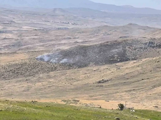Muradiye’de boş arazide yangın çıktı
