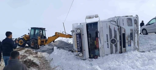 Muradiye&rsquo;de gizli buzlanmadan dolayı tır devrildi
