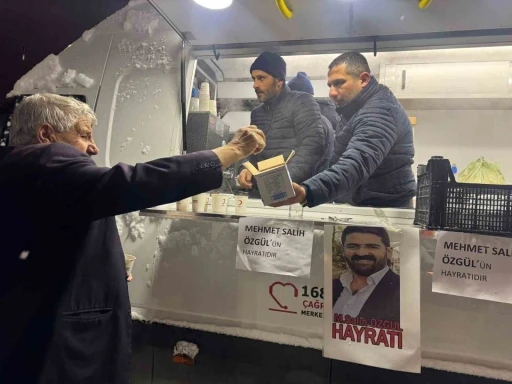 Muradiye&rsquo;de teravih sonrası lokma ikramı
