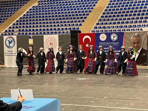 Muradiye&rsquo;nin minik halk oyuncuları il birincisi oldu
