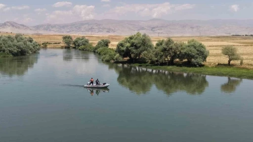 Murat Nehri&rsquo;nde kaybolan Berat&rsquo;ı arama &ccedil;alışmaları 4&rsquo;&uuml;nc&uuml; g&uuml;n&uuml;nde
