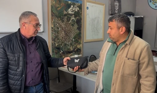 Muratlı&rsquo;da &ouml;rnek davranış: Parkta bulduğu &ccedil;antayı zabıtaya teslim etti
