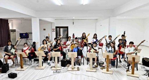 Muratpaşa&rsquo;da gitarın d&ouml;rt haline &ccedil;ocuklar ve gen&ccedil;lerden ilgi
