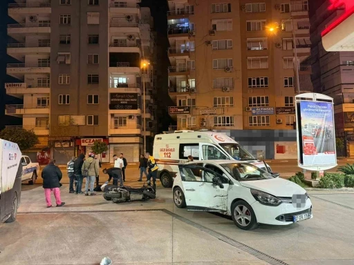 Muratpaşa&rsquo;da otomobil ile motosiklet &ccedil;arpıştı: 1 yaralı
