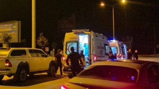 Muratpaşa&rsquo;da otomobil ile motosiklet &ccedil;arpıştı: 2 yaralı
