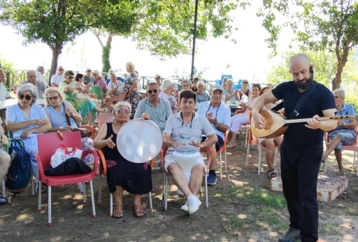 Muratpaşa&rsquo;da yaşlılar t&uuml;rk&uuml;lerle buluşuyor
