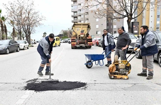 Muratpaşa&rsquo;da yollar onarılıyor
