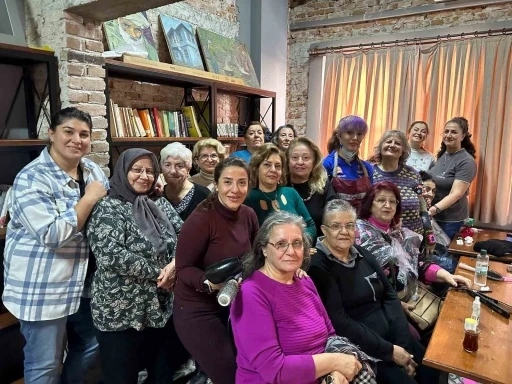 Muratpaşa&rsquo;nın Yaşlı Evleri&rsquo;nde kişisel bakım uygulaması
