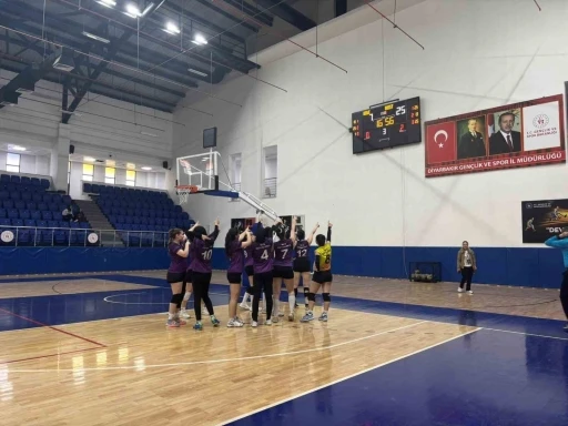 Muş Sultan Alparslan Yurdu Kız Voleybol Takımı yarı finale y&uuml;kseldi
