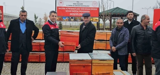 Muş&rsquo;ta 100 &uuml;reticiye 1000 arı kovanı dağıtıldı
